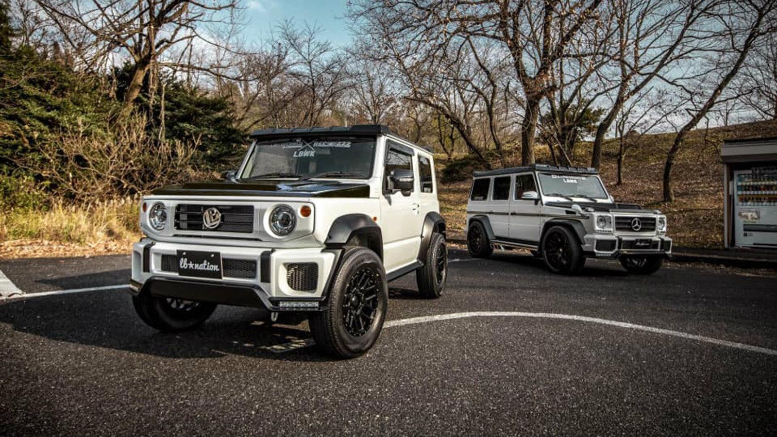 Η Liberty βελτιώνει τα δύο εκτός δρόμου Suzuki Jimny και Mercedes G-Class, χαριζοντάς τους παρόμοια εμφάνιση.