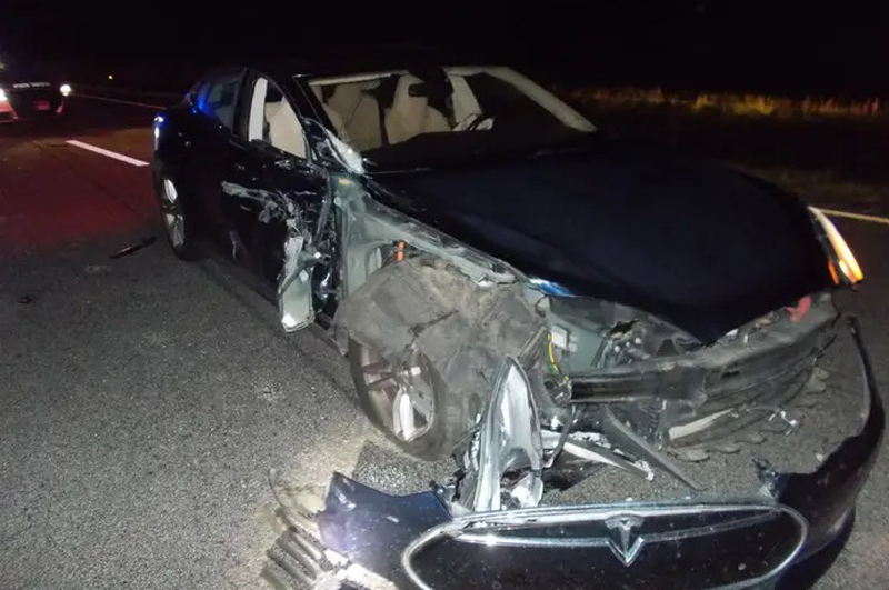 Σχεδόν τριάντα νεκροί σε δυστυχήματα με Tesla