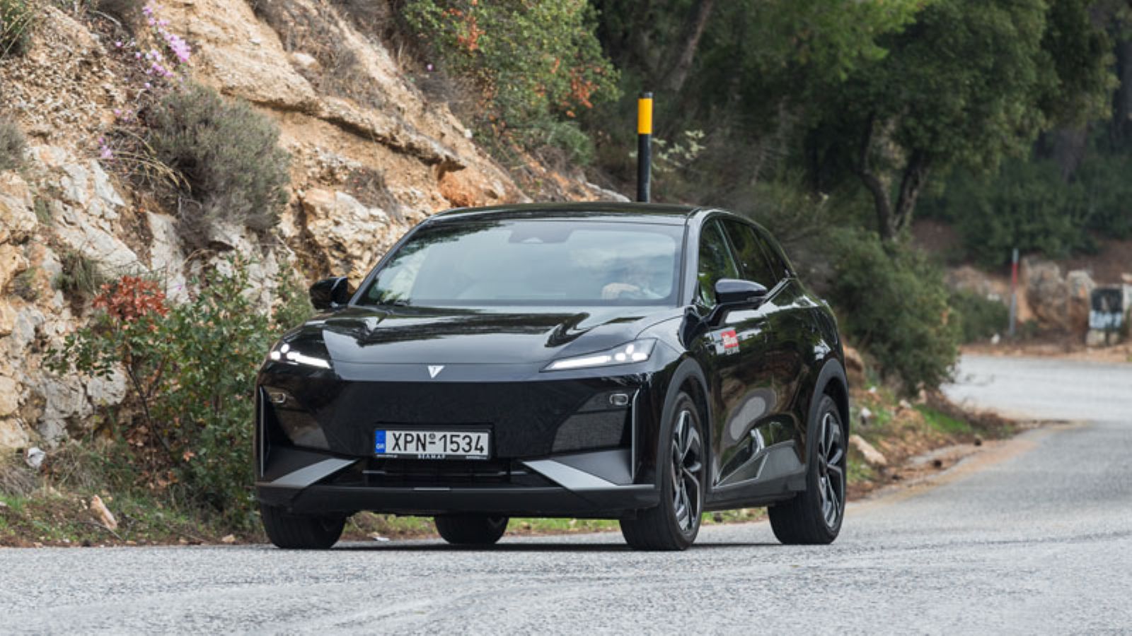 Το Changan Deepal S07 εν κινήσει, από εμπρός