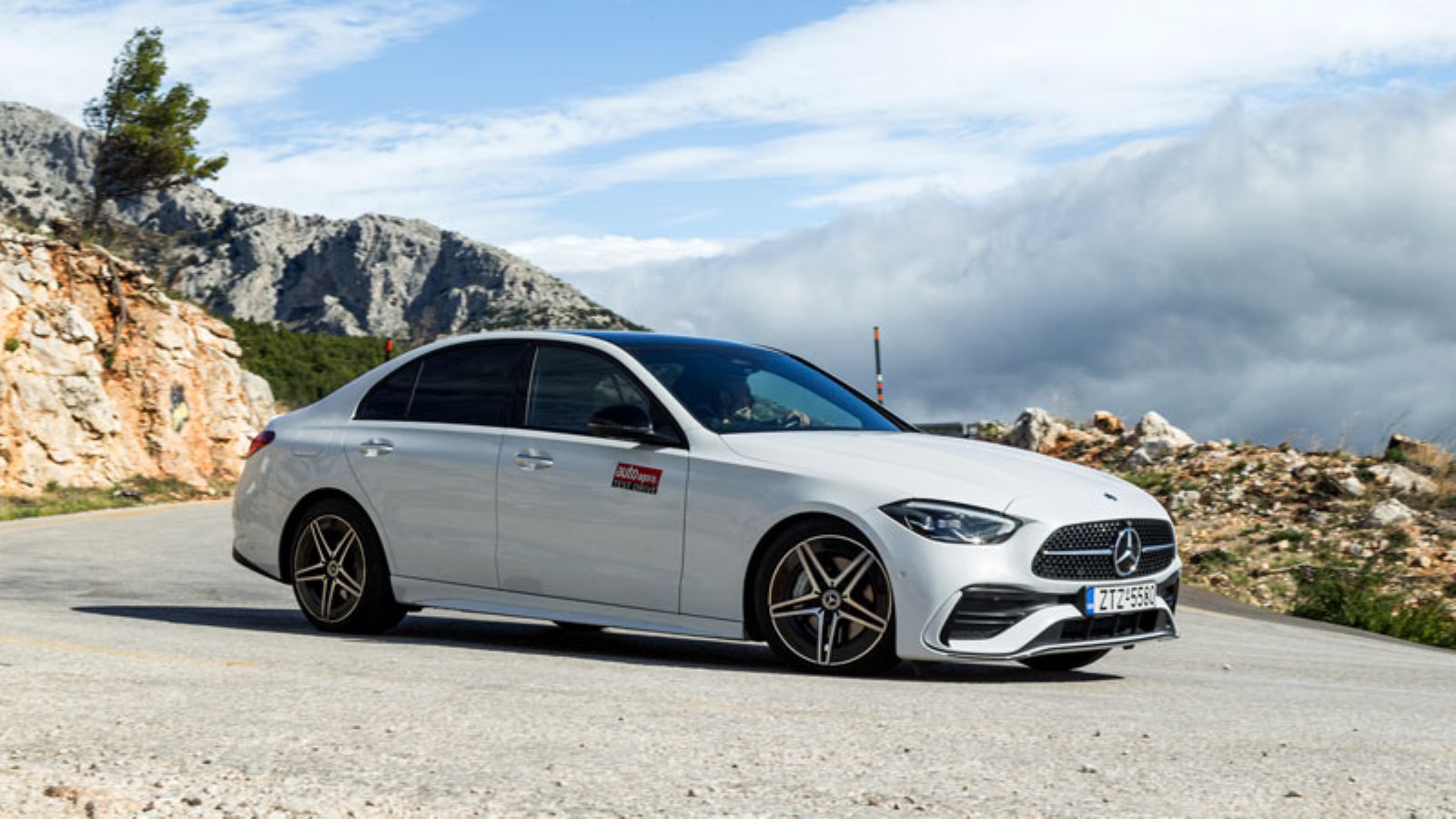 Η Mercedes C400e 4MATIC από εμπρός, σε στροφή, δεξιά πλευρά