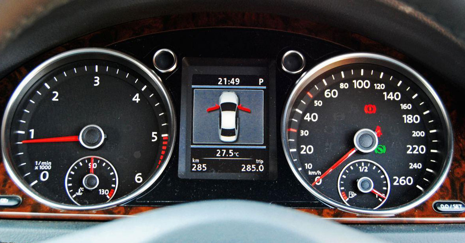 Τι δείχνουν οι κόκκινες παύλες στο κοντέρ του αυτοκινήτου σου;