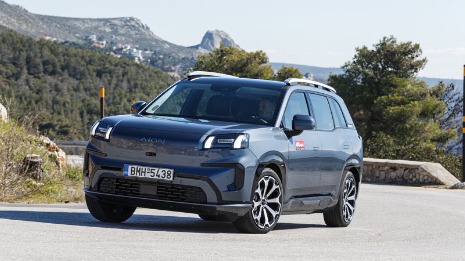 Το AION V σε στροφή, από το εμπρός αριστερό μέρος