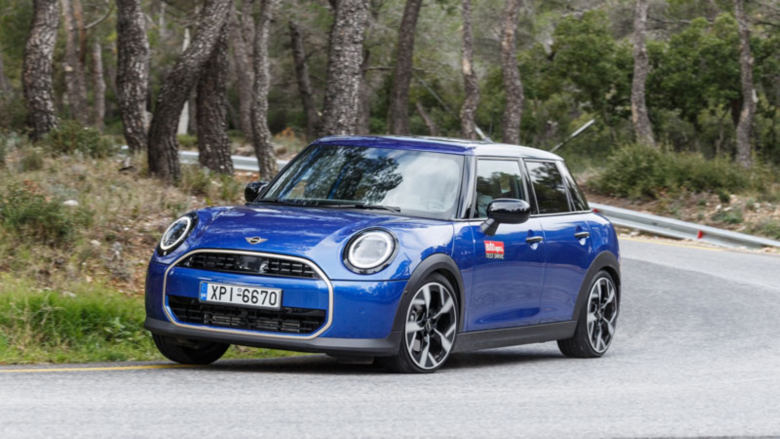 Το MINI Cooper 5D από εμπρός σε στροφή