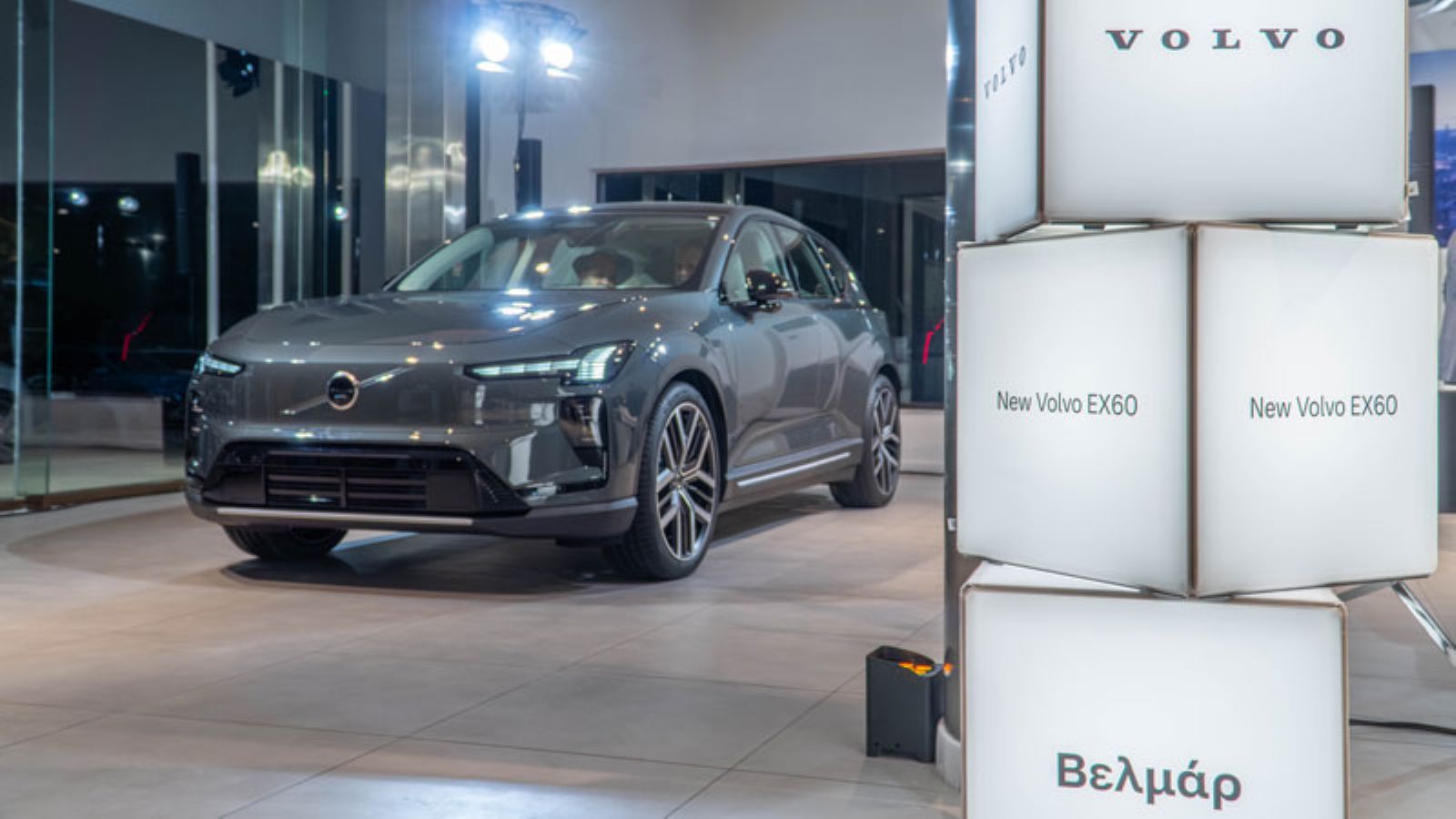 Το Volvo EX60 στο χώρο της παρουσίασης