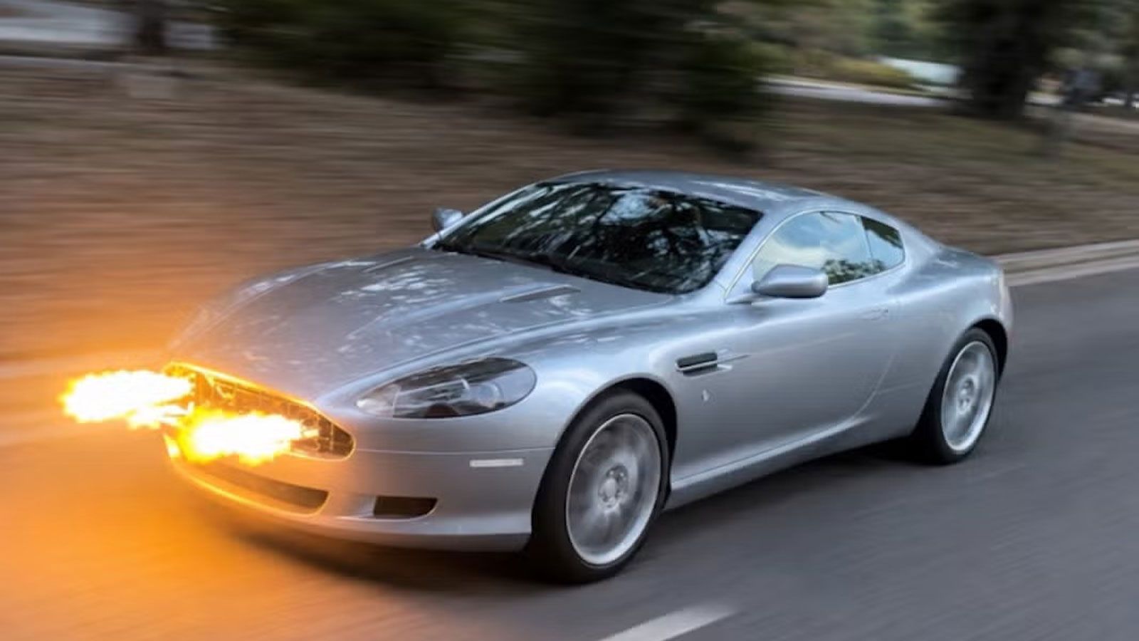 Πίσω από τη μάσκα της Aston Martin DB9 κρύβονται δύο ειδικά συστήματα που μοιάζουν με mini guns και εκτοξεύουν πραγματικές φλόγες.