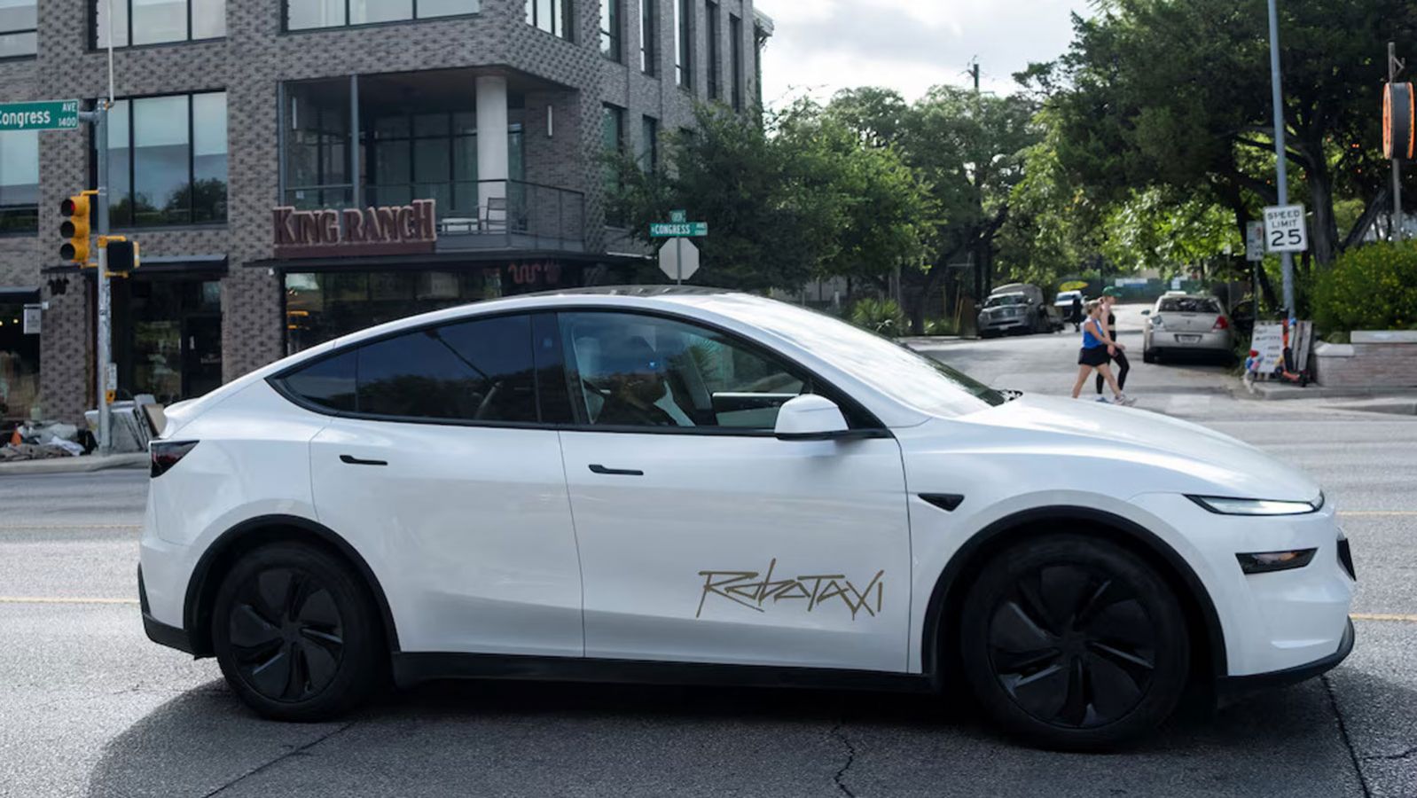 «Δεν θα μπαίναμε ποτέ σε Robotaxi» - Τι λένε πρώην εργαζόμενοι της Tesla