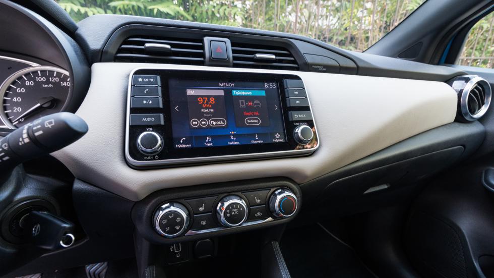 Η 7αρα οθόνη του infotainment τρέχει το λογισμικό Nissan Connect, που διακρίνεται για τα όμορφα γραφικά και το εύκολο μενού του.