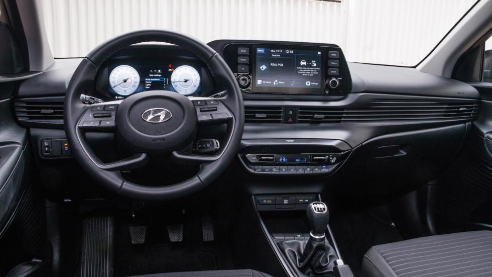 Η σχεδίαση του εσωτερικού στο Hyundai i20 είναι ιδιαίτερα νεανική και εξοπλίζεται με όλα τα σύγχρονα τεχνολογικά συστήματα.