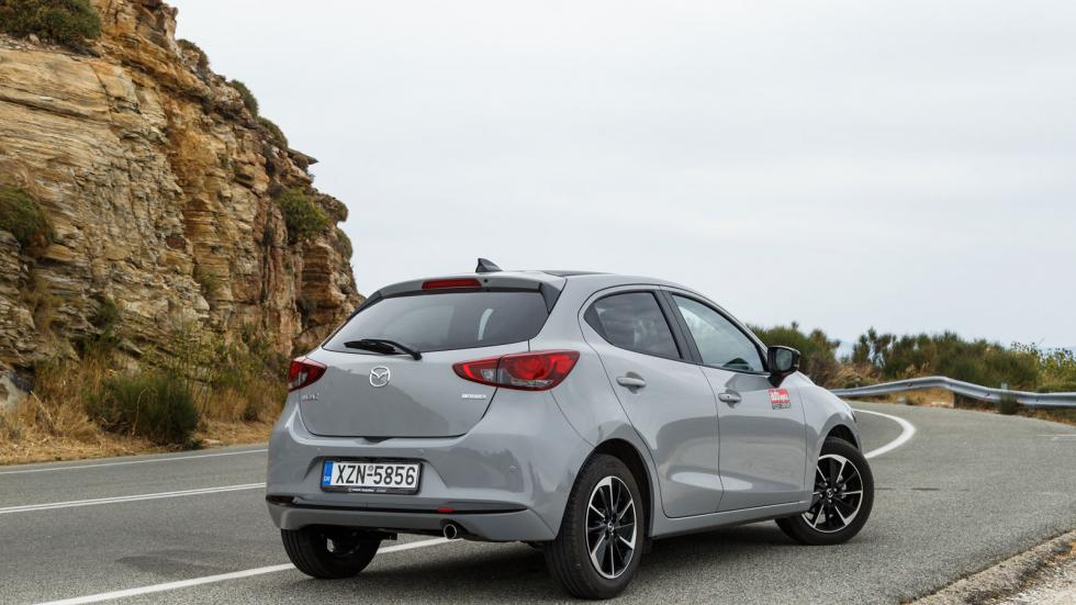 Το Mazda 2 ενσωματώνει τη σχεδιαστική φιλοσοφία Kodo στο απόλυτο, με τις ρέουσες γραμμές και τις όμορφες αναλογίες να πρωταγωνιστούν