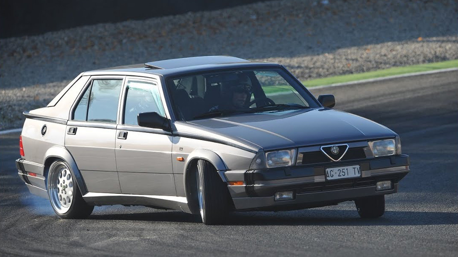 Alfa Romeo 75: Η τελευταία «γνήσια» Alfa