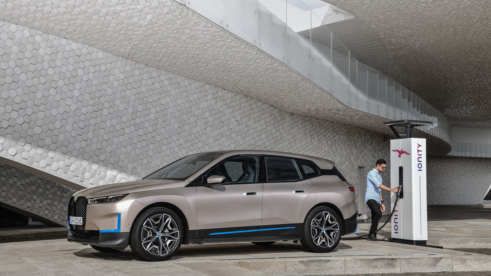 Η BMW προχωρά σε αύξηση των ηλεκτρικών της μοντέλων