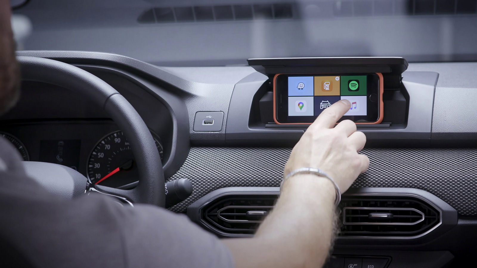 Το Dacia Sanderο μετατρέπει το κινητό σε οθόνη infotainment