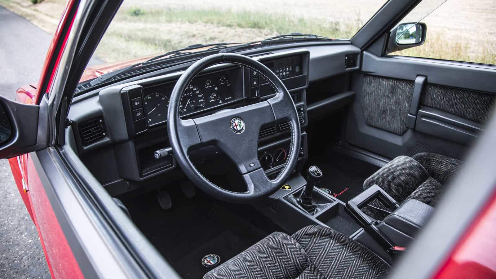 Alfa Romeo 75: Η τελευταία «γνήσια» Alfa