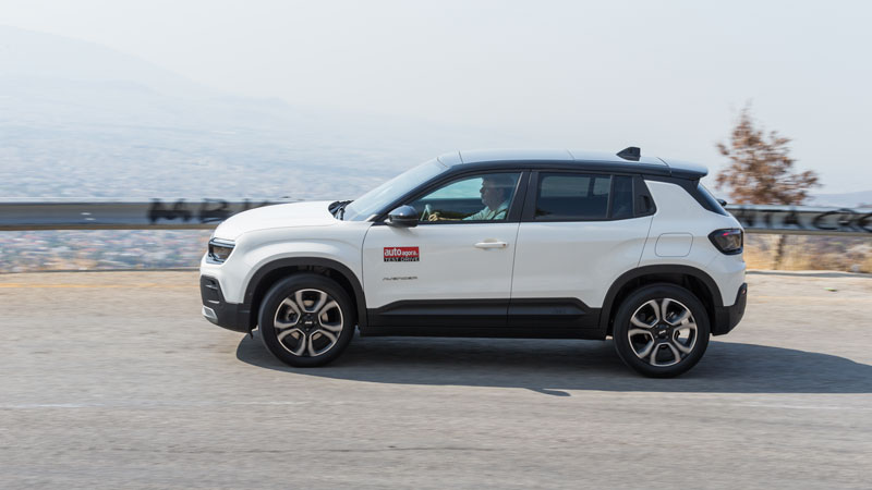 Το Jeep Avenger e-hybrid είναι ευχάριστο στο δρόμο και δεν παίρνει κλίσεις, χωρίς να θυσιάζει την άνεση