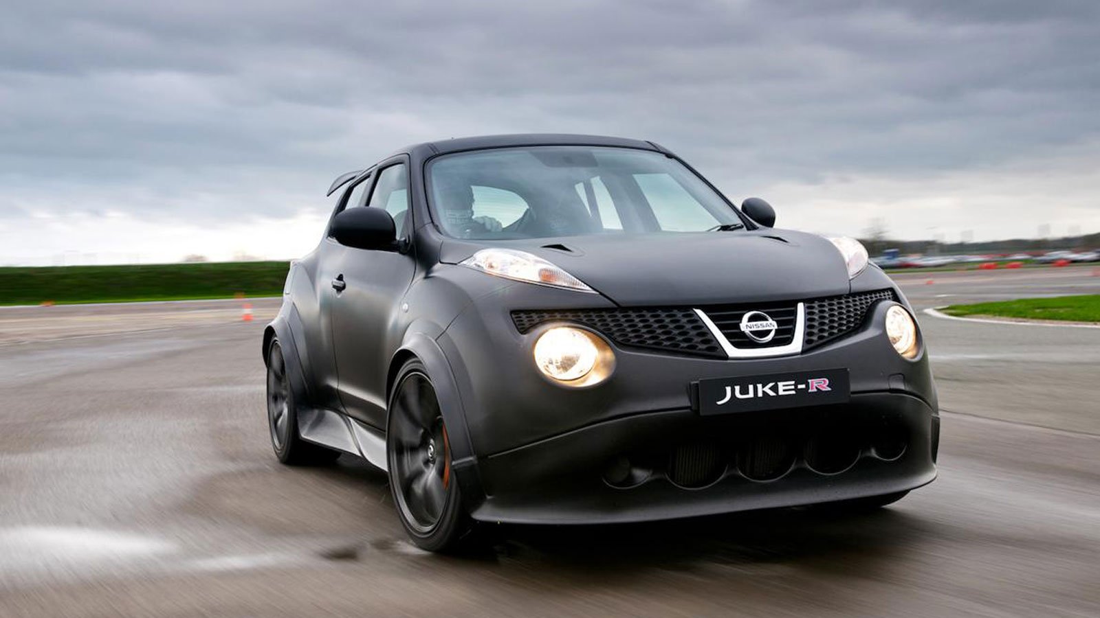 Nissan Juke-R: Όταν η Nissan πάντρεψε ένα Juke με ένα GT-R