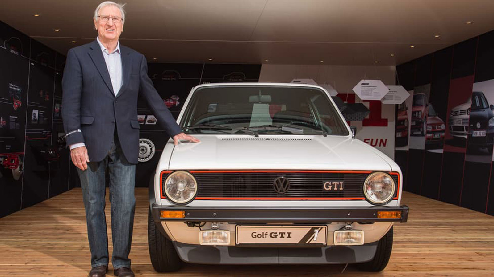 Ο Anton Konrad, υπερήφανος δίπλα στο VW Golf GTI MK1