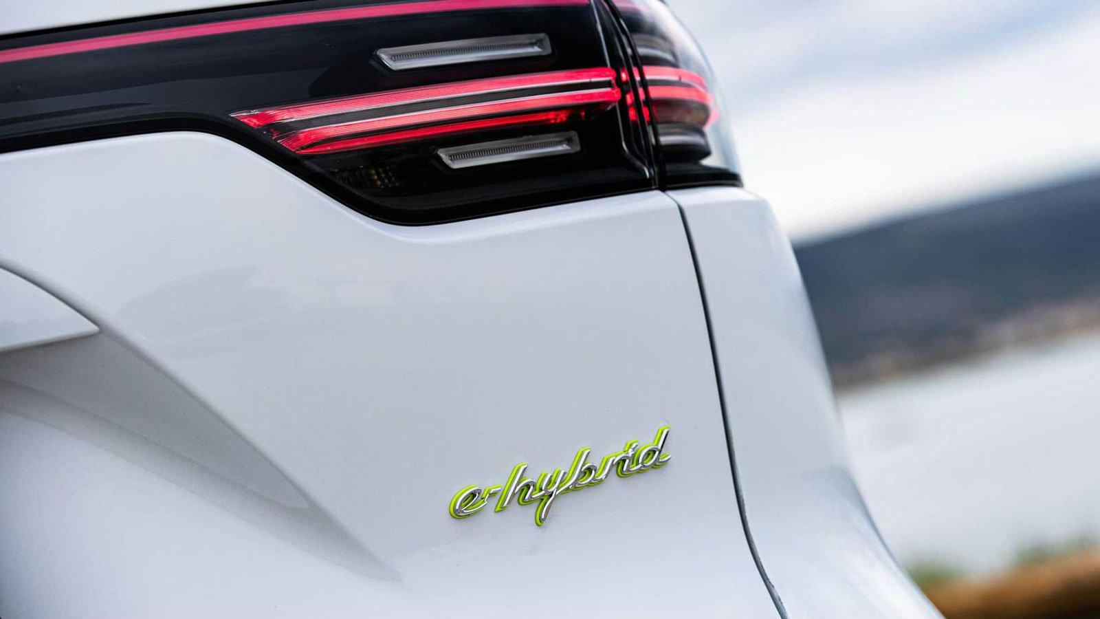 Μεγαλύτερες μπαταρίες για τις Porsche Cayenne Hybrid