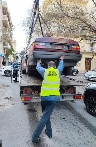 Αθήνα: «Σκούπα» σε 85 παρατημένα αυτοκίνητα