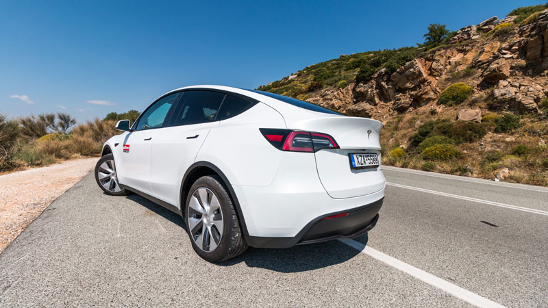 Tesla Model Y. Τι βαθμό παίρνει σε κατανάλωση, χώρους, επιδόσεις, εγγυήσεις.