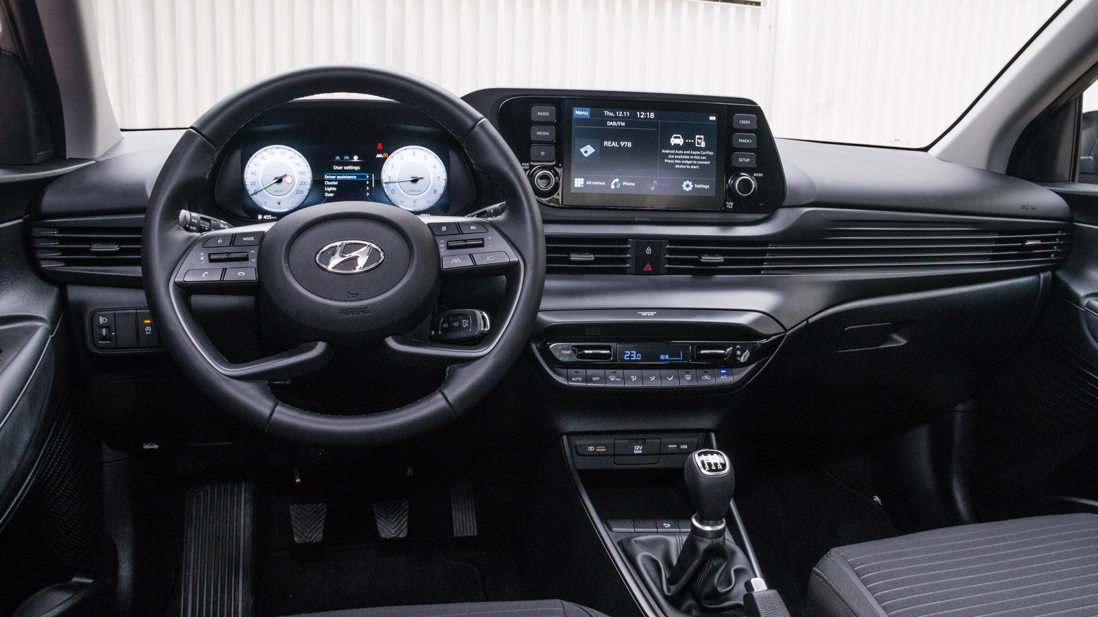 Hyundai i20 VS Toyota Aygo X: Τι προσφέρουν στον τομέα εξοπλισμού άνεσης και ασφαλείας;