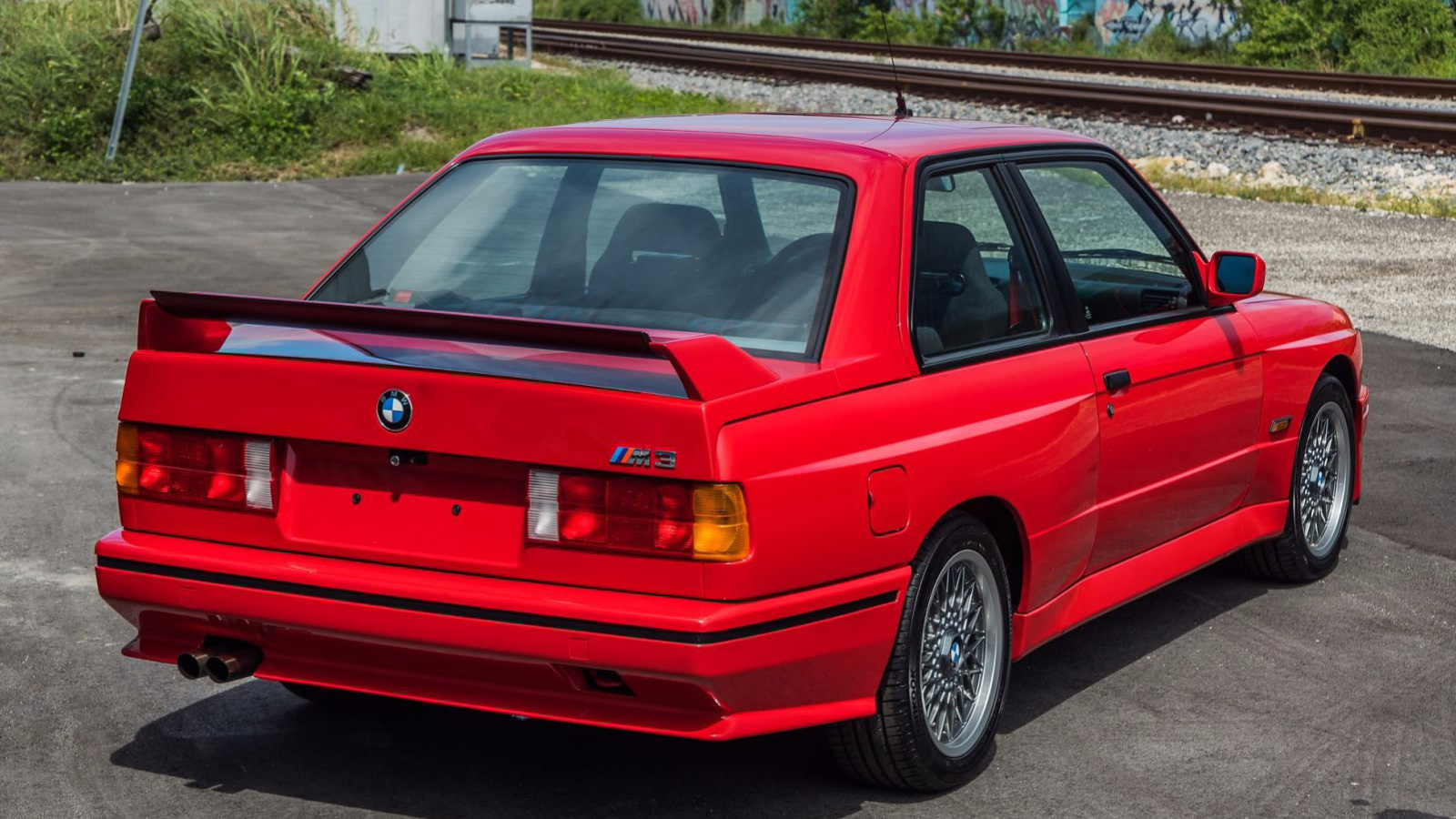 Γιατί είχε τόσο ακραία τιμή αυτή BMW M3 E30 Sport Evo;
