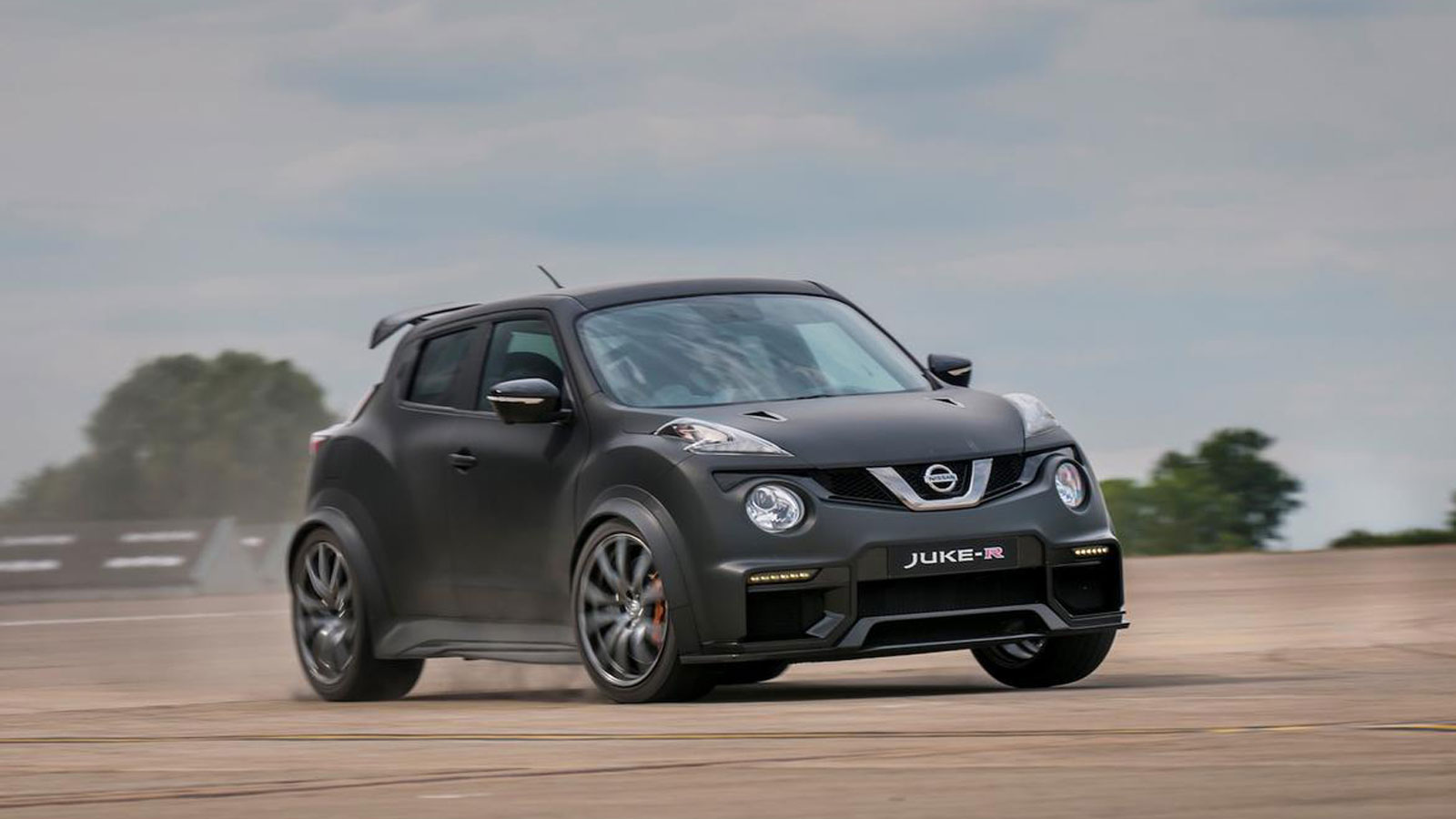 Nissan Juke-R: Όταν η Nissan πάντρεψε ένα Juke με ένα GT-R