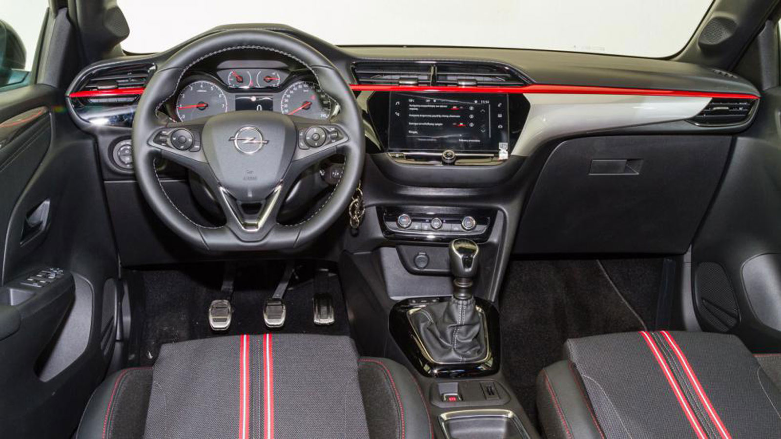 Χώροι πίσω: Το Opel Corsa κερδίζει στα γόνατα, το Peugeot 208 στα κεφάλια