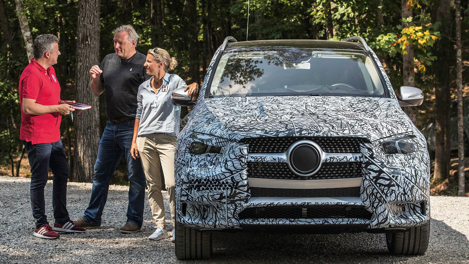 Παρέα με τους εμπειρογνώμονες της Daimler Rüdiger Rutz και Stefanie Schmitz δίπλα από το πρωτότυπο.