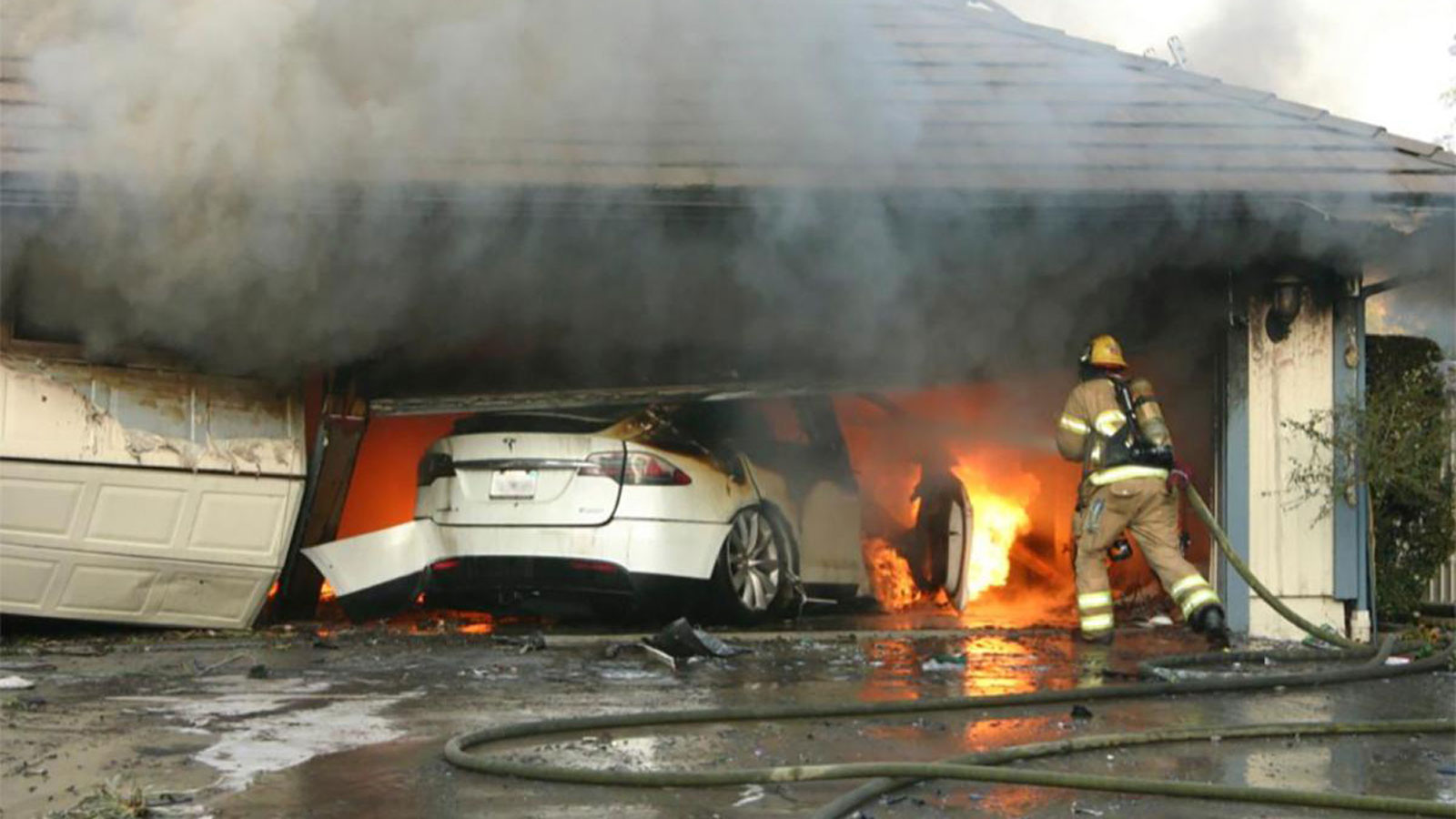 Ηλεκτρικά αυτοκίνητα: Κίνδυνος πυρκαγιάς σε υπόγεια parking