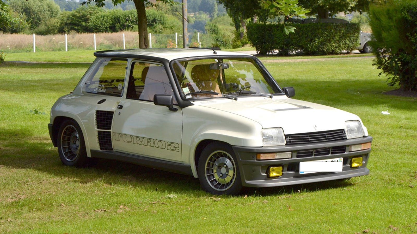 Рено 5 букв. Renault 5 Turbo 2. Renault 1983. Renault 5 Turbo Restomod. Renault 5 GTX 1988.