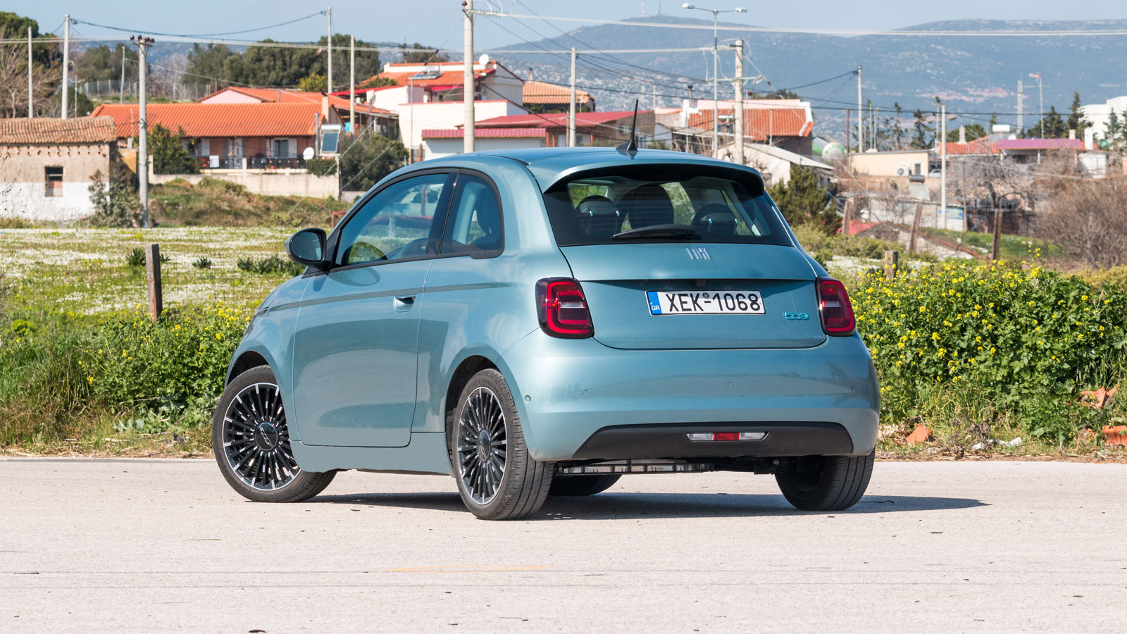 Fiat 500e VS Smart EQ Fortwo: Τα ηλεκτρικά που τρυπώνουν παντού