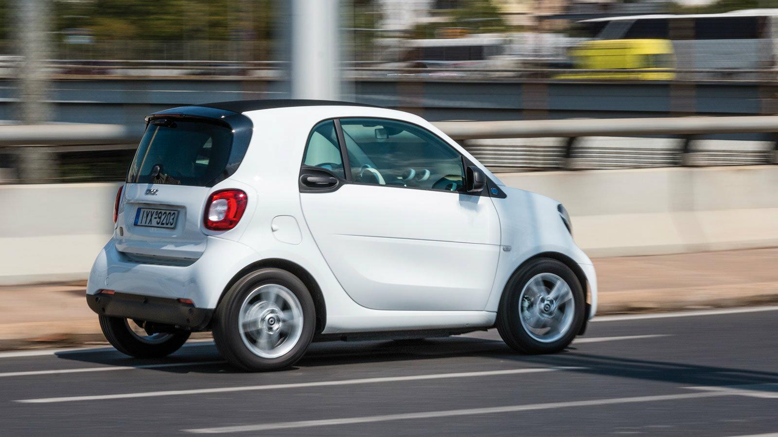 Fiat 500e VS Smart EQ Fortwo: Τα ηλεκτρικά που τρυπώνουν παντού