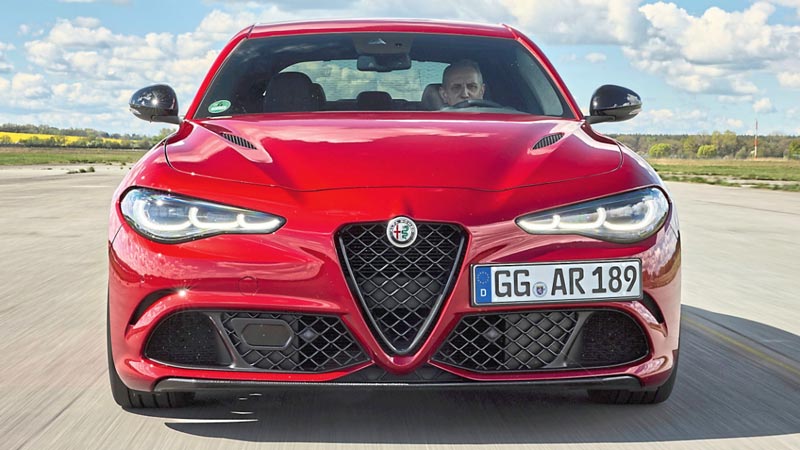 Οδηγούμε την Alfa Romeo Giulia Quadrifoglio: Παραμένει old-school