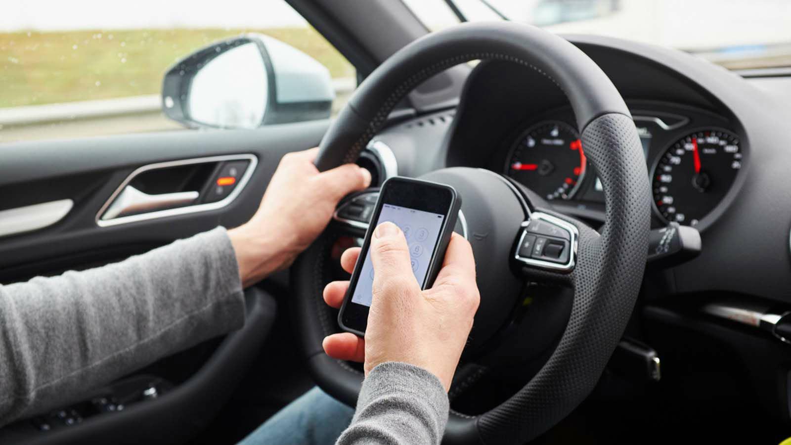 Απαγορεύουν κάθε χρήση κινητού στο αυτοκίνητο