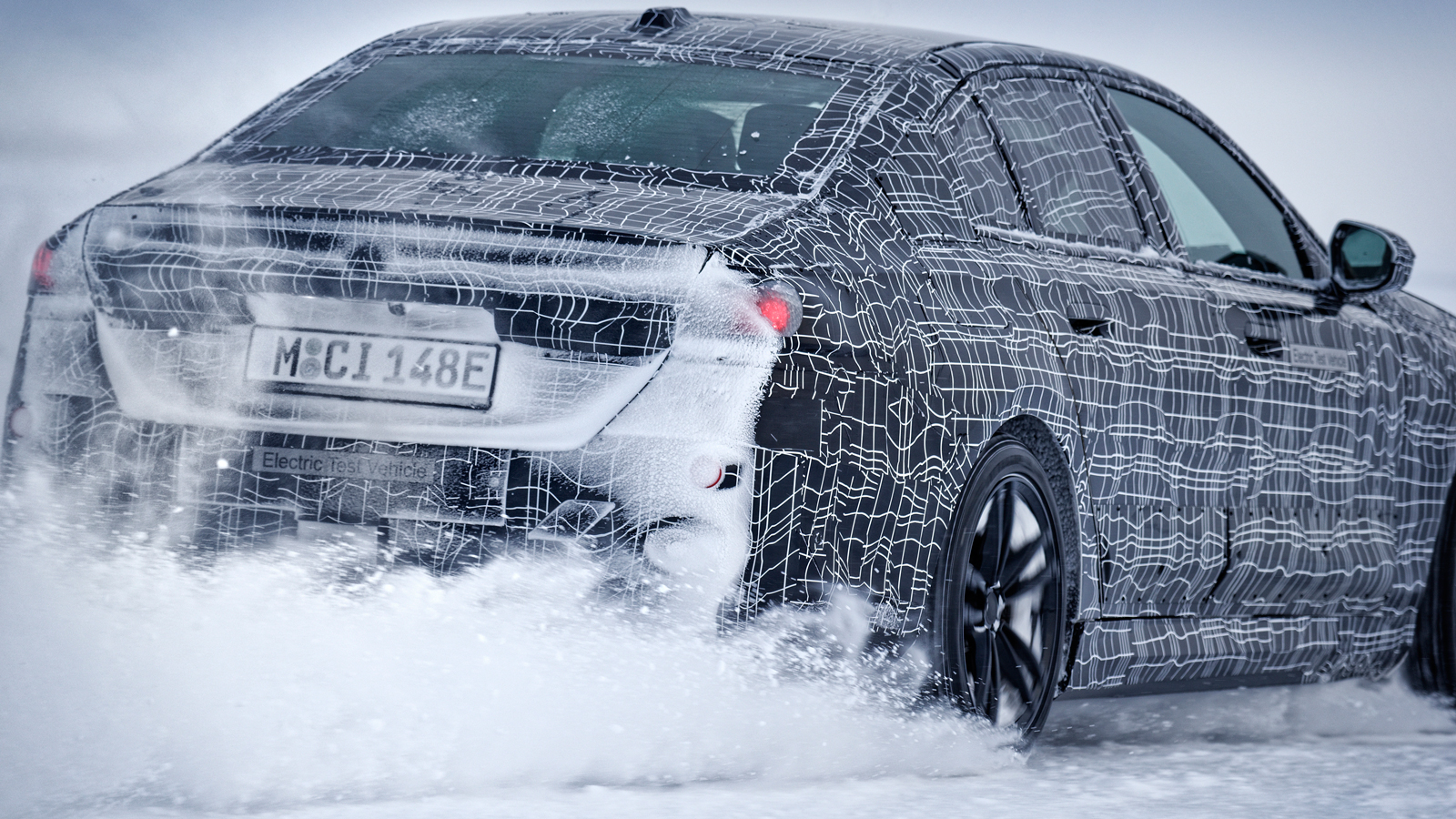 BMW i5: Καμουφλαρισμένη μεν, επιβλητική δε