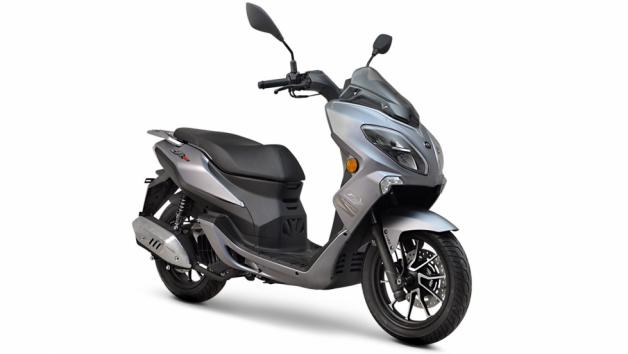 QJMOTOR CTR 125 L/C: Με εργονομικό σχεδιασμό και απόδοση 15 ίππων.