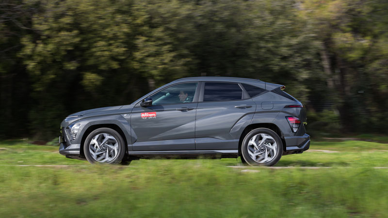 To Hyundai Kona με τον κινητήρα βενζίνης των 120 ίππων και το αυτόματο κιβώτιο  χρειάζεται 10,5 δλ. για να ολοκληρώσει το 0-100 χλμ./ώρα και θέλει 8 δλ. για να φτάσει από τα 80 στα 120 χλμ./ώρα