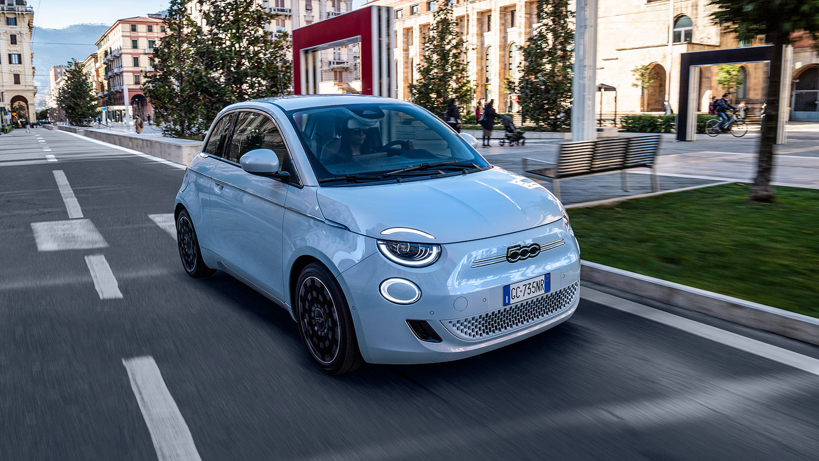 Fiat 500e φορτίζει ασύρματα ενόσω κινείται 