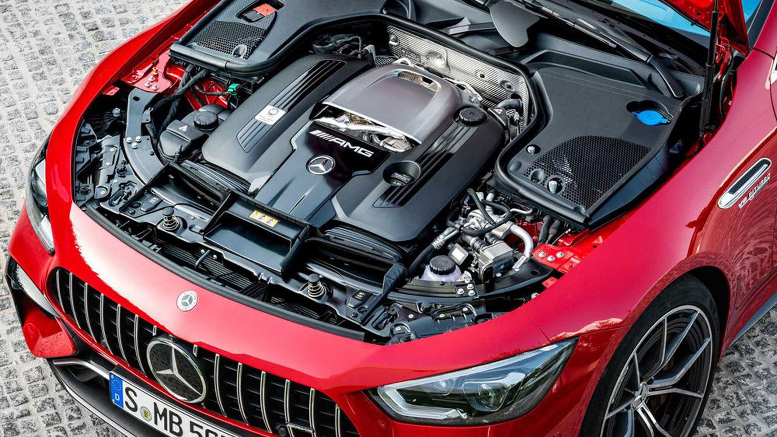 Ο συνδυασμός του Twinturbo 4.0 V8 κινητήρα με έναν ηλεκτρικό κινητήρα αποδίδει 831 ίππους  και 1.400 Nm  ροπής