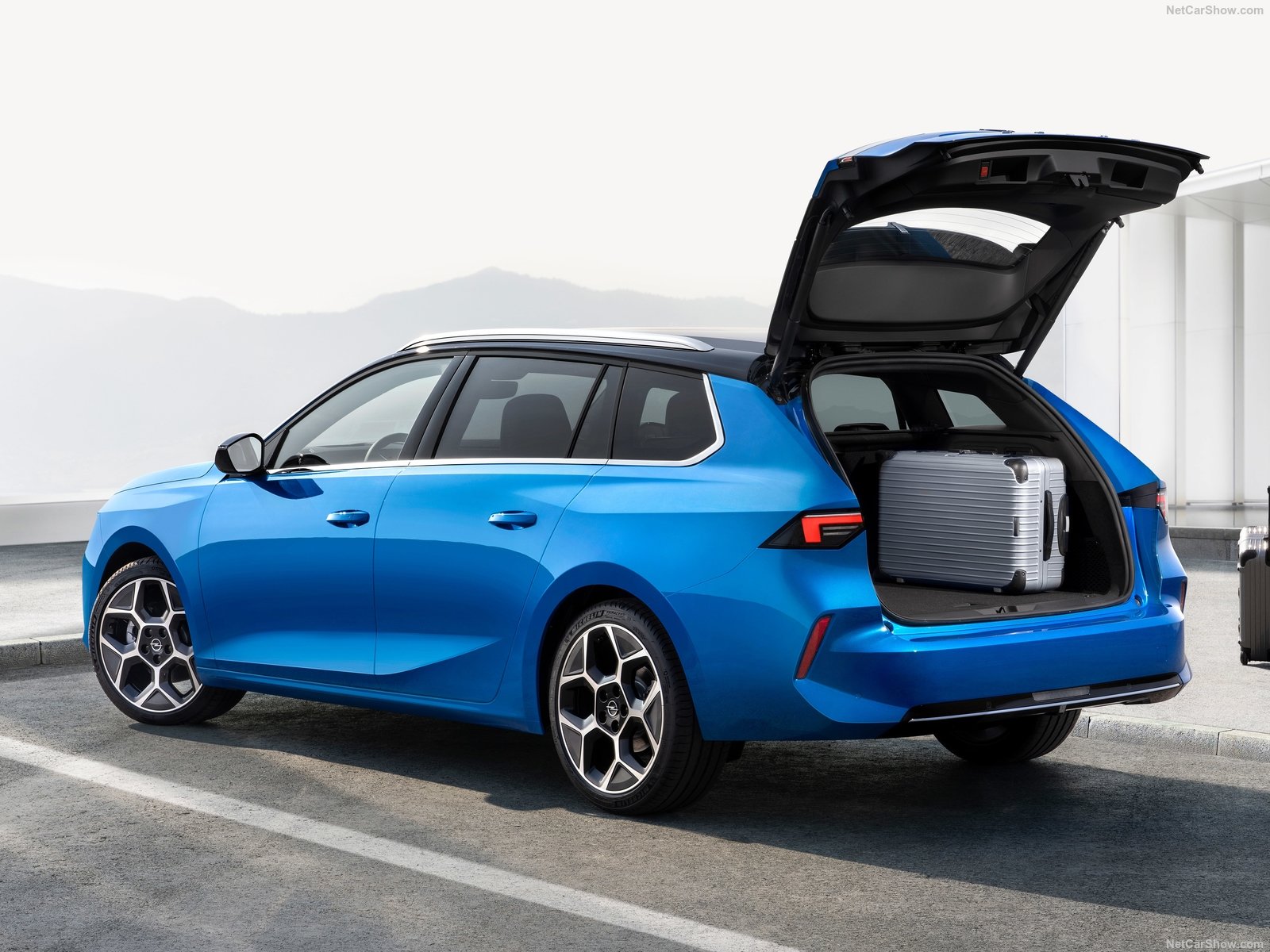 Νέο Opel Astra Sports Tourer: Το station wagon που εξηλεκτρίστηκε