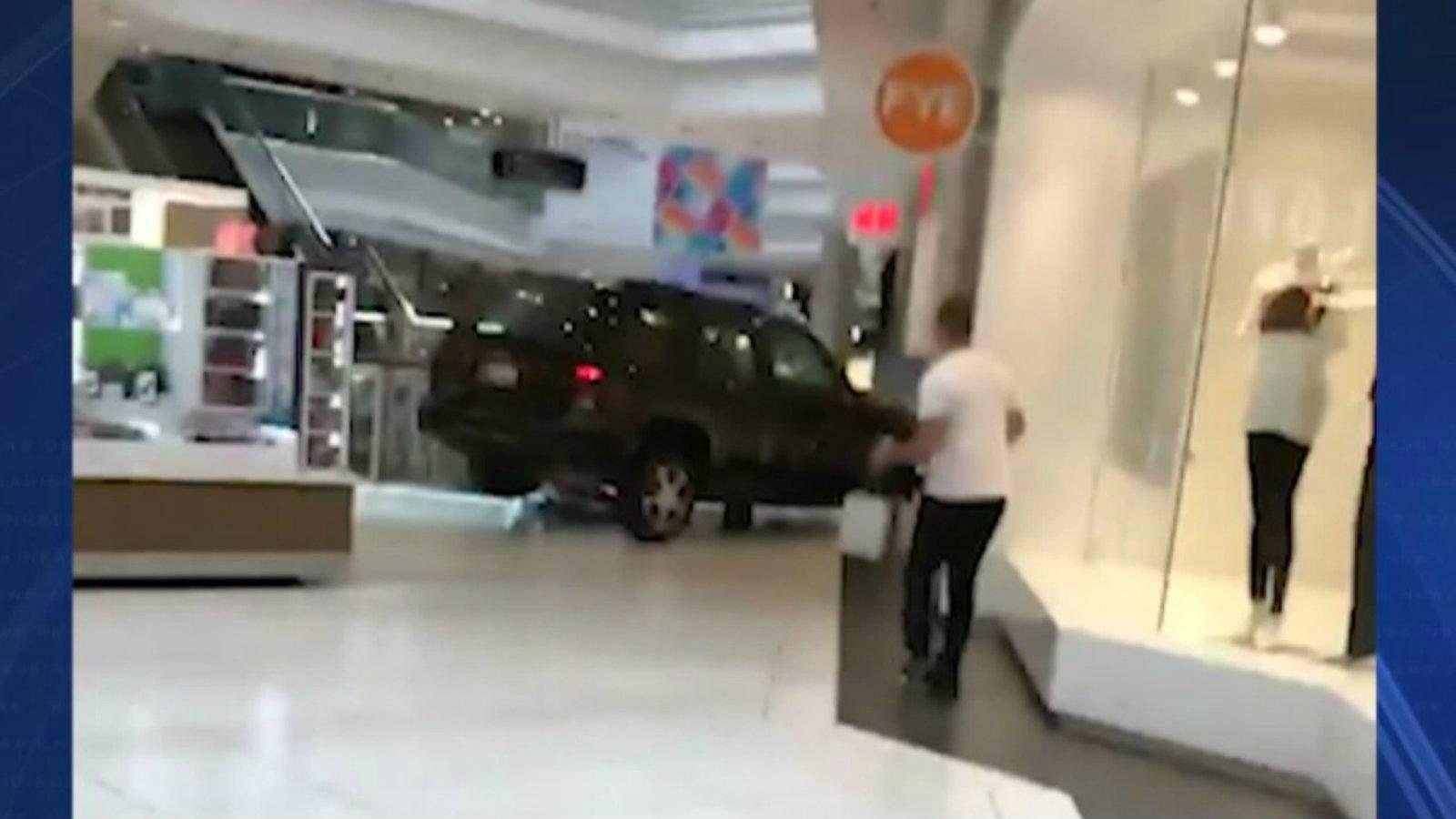 SUV εισβάλει σε εμπορικό κέντρο [video]