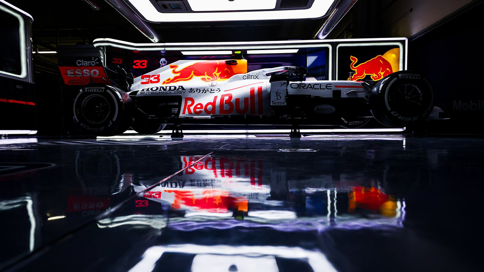 Red Bull: Λευκά μονοθέσια τιμώντας την Honda