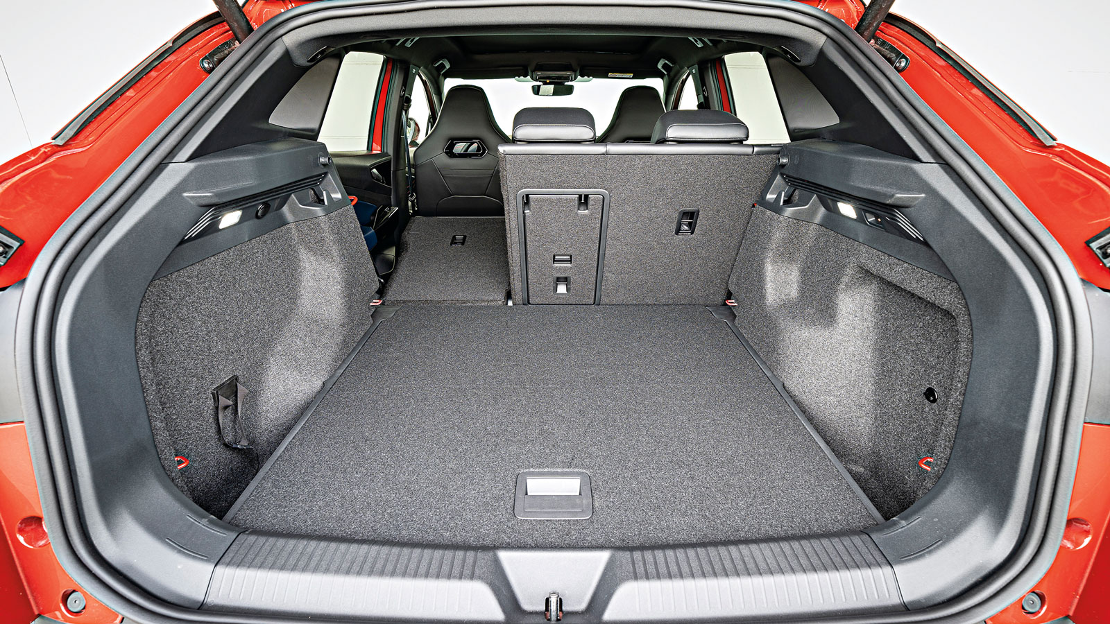 Το VW έχει περισσότερο ωφέλιμο φορτίο και μεγαλύτερο πλάτος πορτ-μπαγκάζ