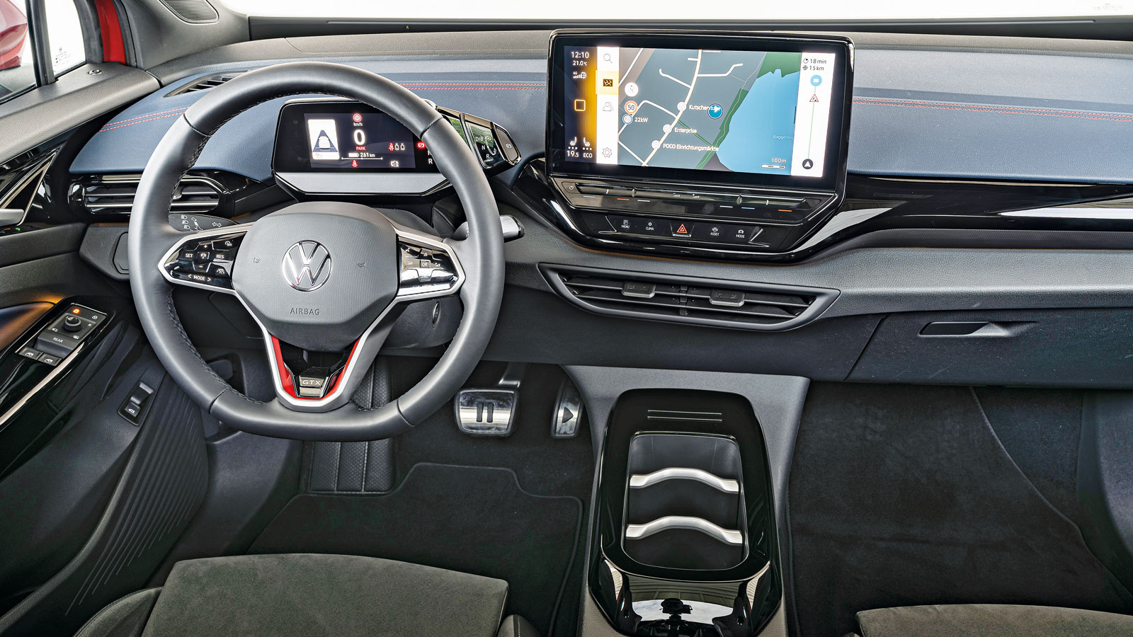 Το VW ID.4 GTX έχει πιο μικρή οθόνη για τον οδηγό, με περιορισμένες πληροφορίες
