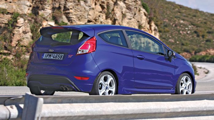 Το Fiesta ST προσφέρει καυτές επιδόσεις και πραγματικά σπορτίφ οδική συμπεριφορά.