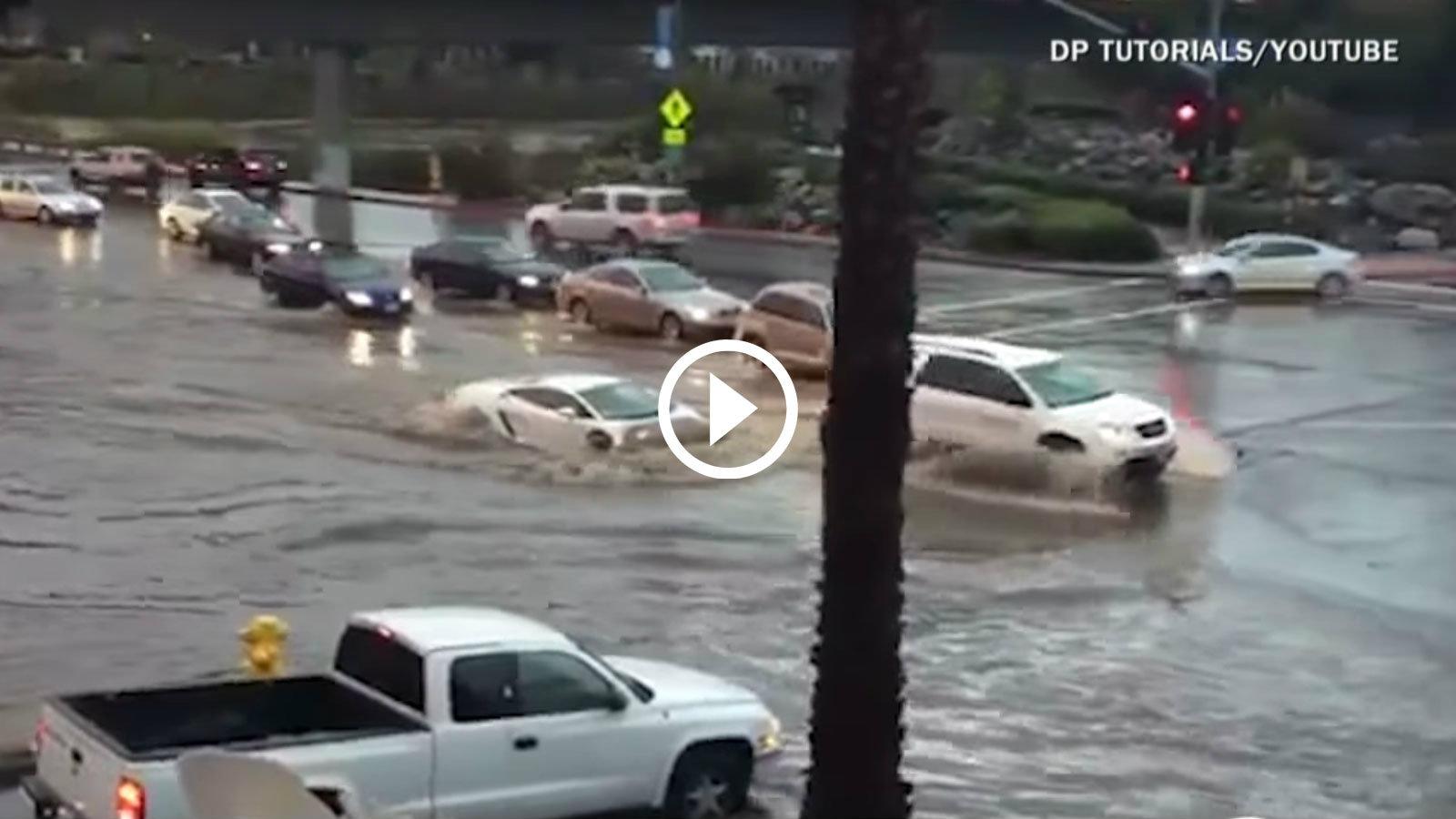 Μάγκας! Πέρασε με τη Lamborghini μέσα από την πλημμύρα! [video]