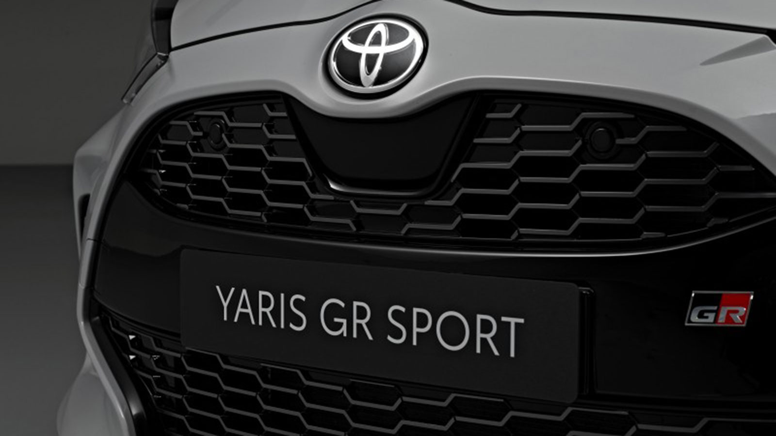 Το νέο Toyota Yaris GR Sport δεν κρύβει το DNA του