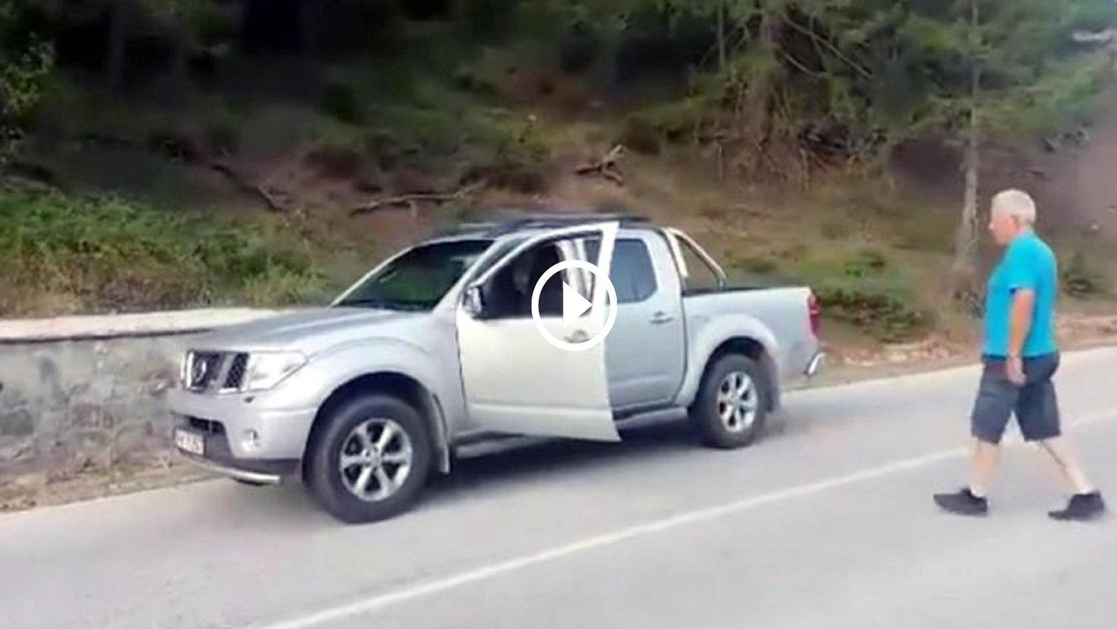 Χωρίς οδηγό ανεβαίνει ανηφόρα ένα Nissan Navara [video]