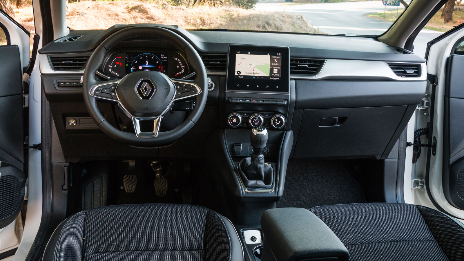 Το εσωτερικό του Renault Captur είναι εργονομικό και πρακτικό. Τα υλικά έχουν προσεγμένο φινίρισμα