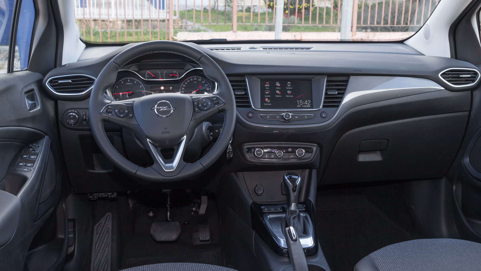 Πρακτικό είναι το εσωτερικό του Opel Crossland, με «έξυπνους» χώρους και αρκετή τεχνολογία